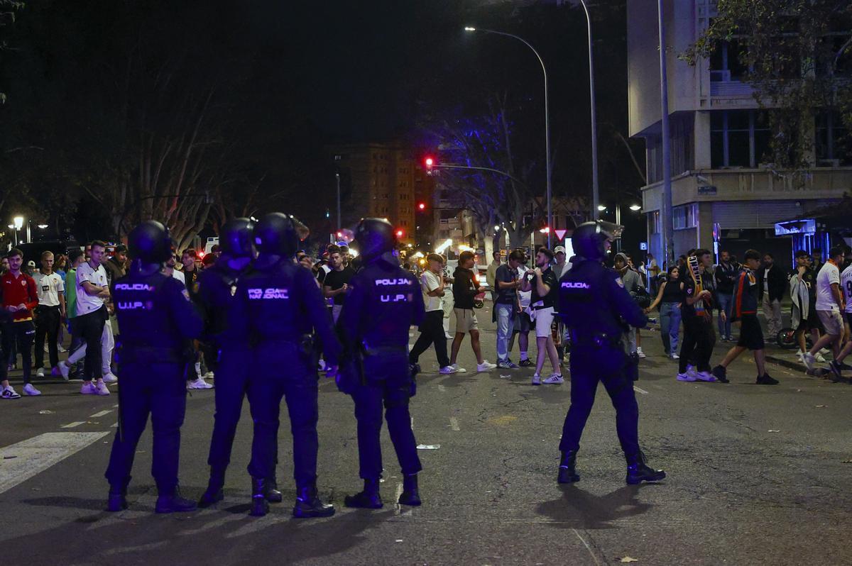 Vídeo: Aficionados del Valencia CF se congregan en Mestalla en protesta tras ser colistas.