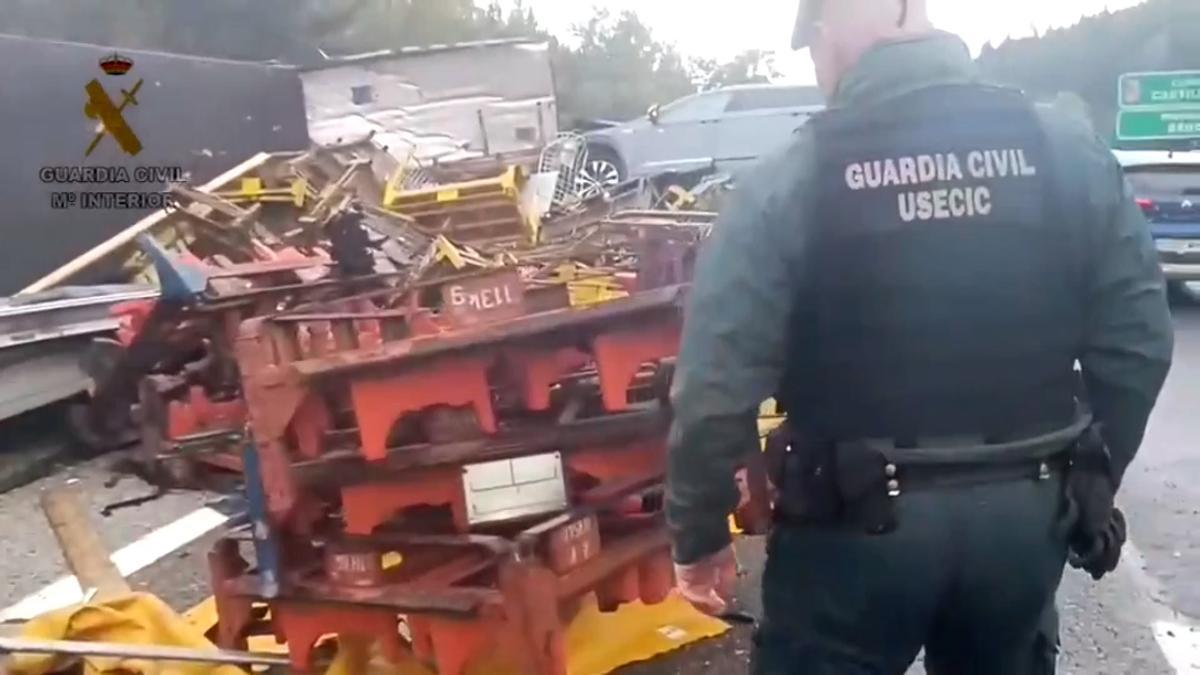 Vuelca un camión en la autovía del norte y descubren 20 paquetes de cocaína ocultos en la carga