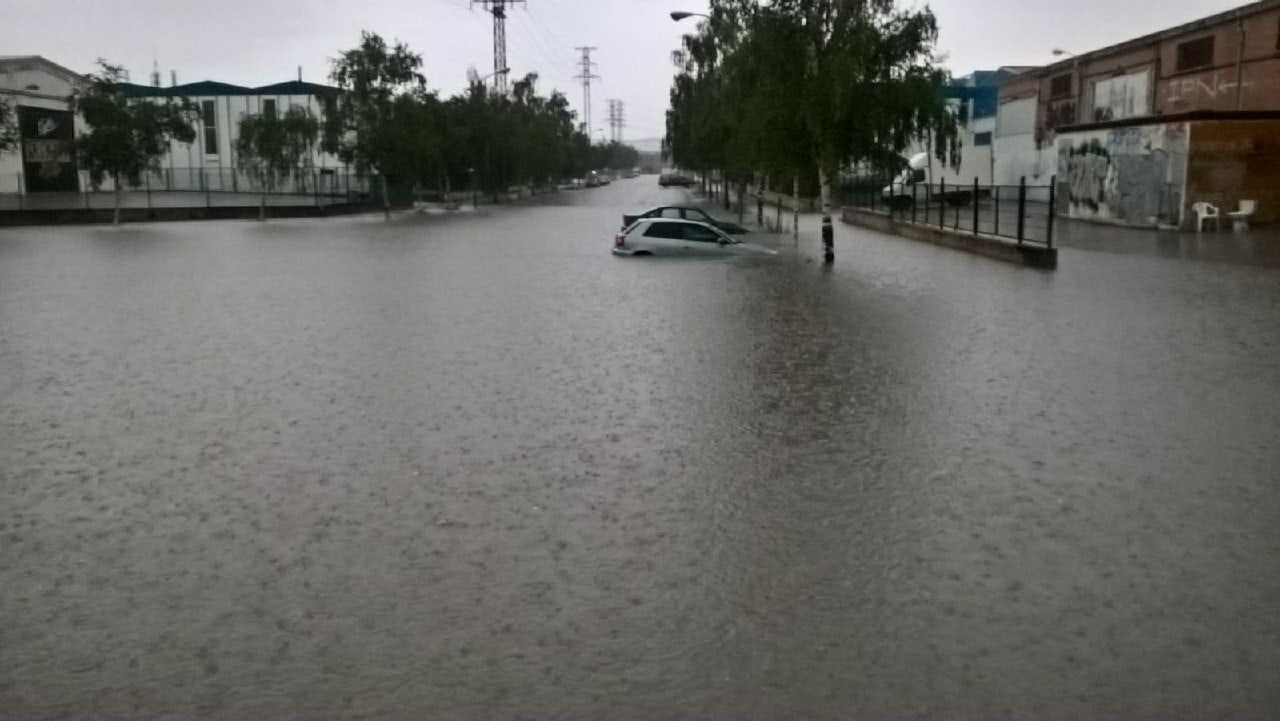 Fin de semana de emergencia en Vitoria: el SPEIS interviene en múltiples incidentes, incluyendo un vehículo caído al río y un incendio en un colchón