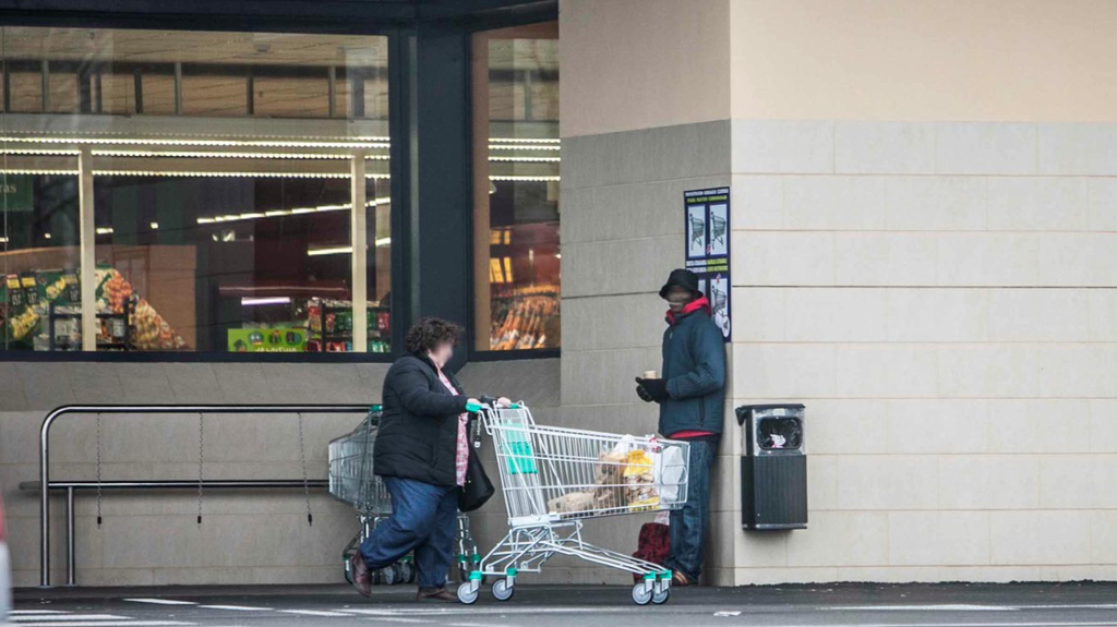 Vitoria pide ayuda ciudadana para evitar mendicidad en supermercados