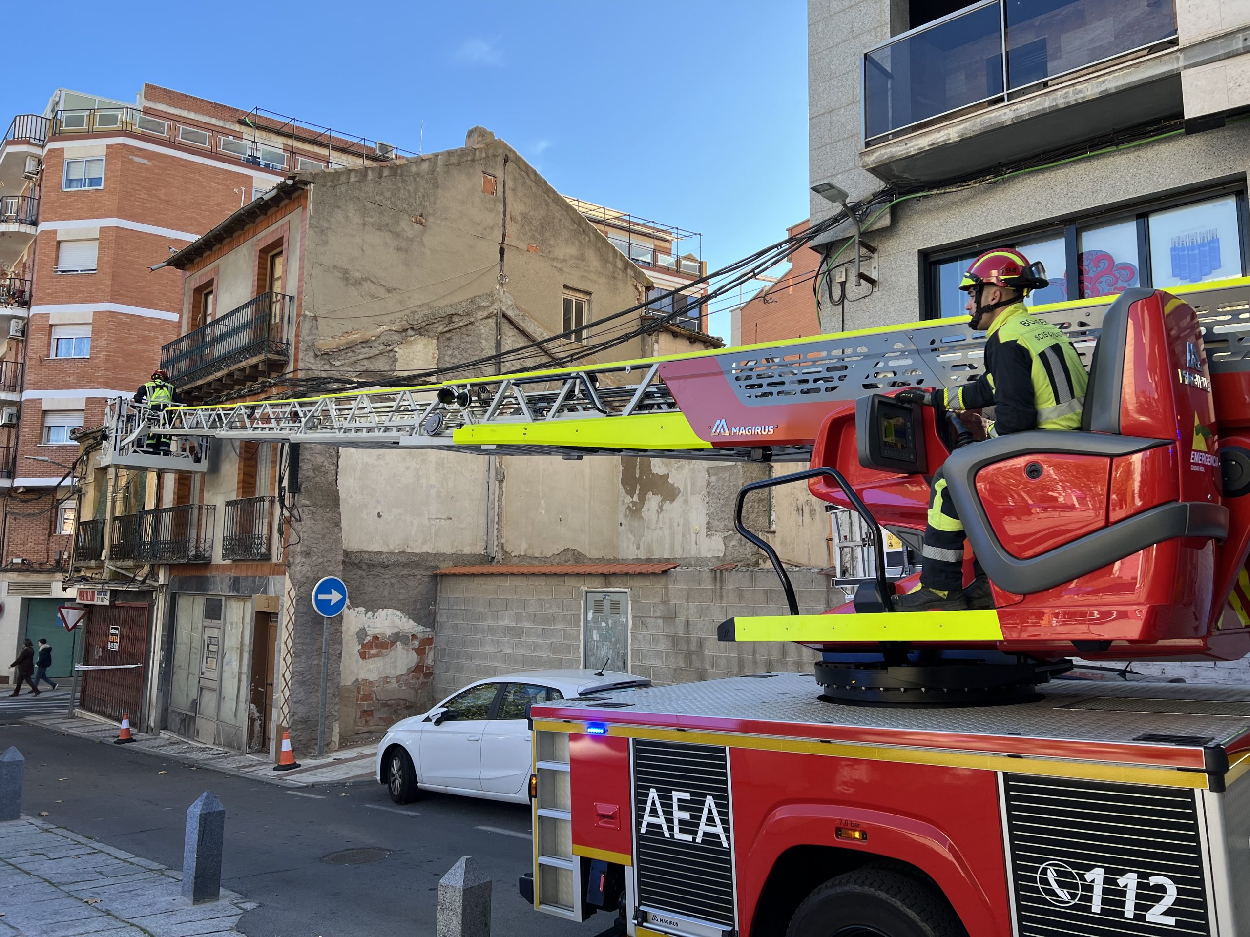 Bomberos de Puertollano realizan exitosa operación de consolidación en edificio abandonado de la Plaza Constitución