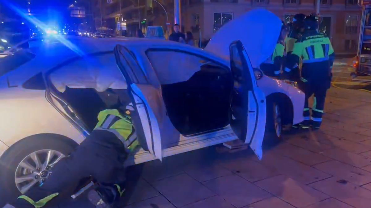 Un taxista sufre un infarto mientras conduce y colisiona contra otros dos vehículos en Gregorio Marañón