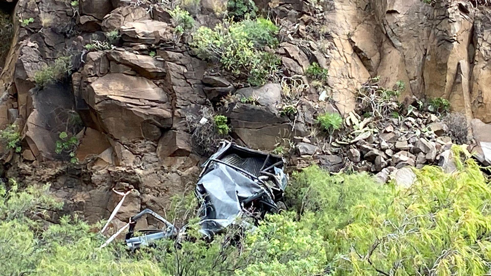 Hallado muerto dentro de un vehículo tras caer 30 metros en Ingenio