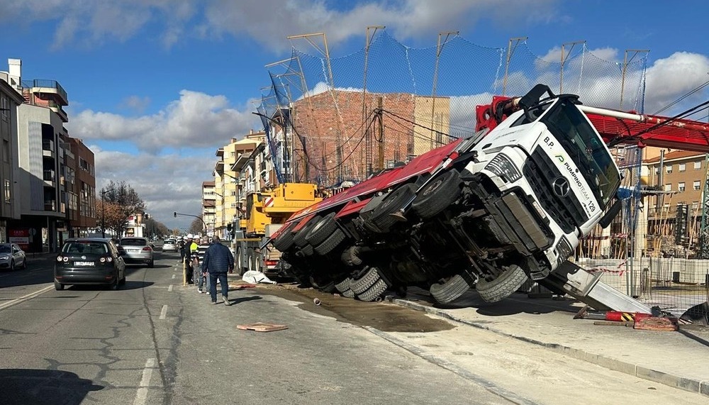 El vuelco de un camión provoca corte de la carretera de Madrid