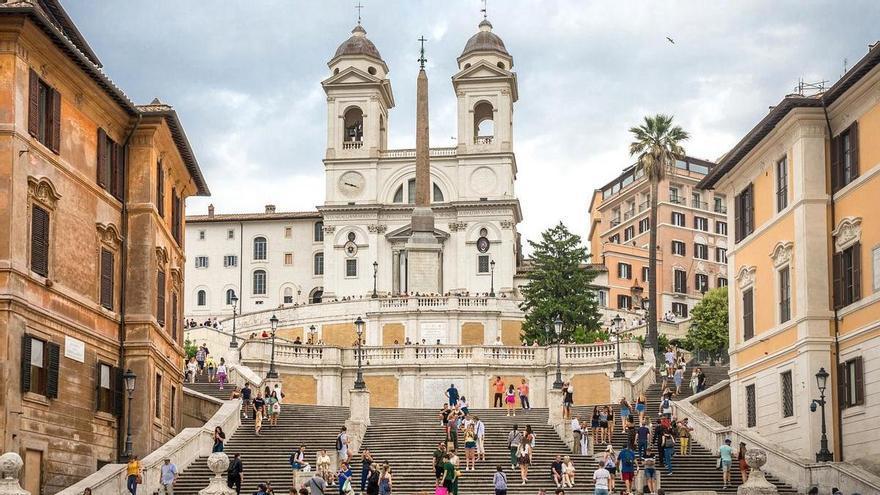 Tragedia en la Plaza de España de Roma: Turista española fallece tras caer desde un muro