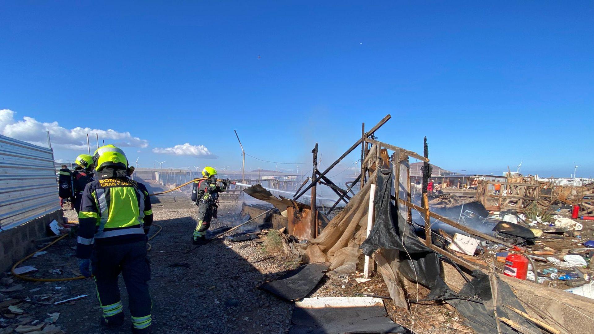 Arde un asentamiento ilegal de Cueva Laya, en Gran Canaria
