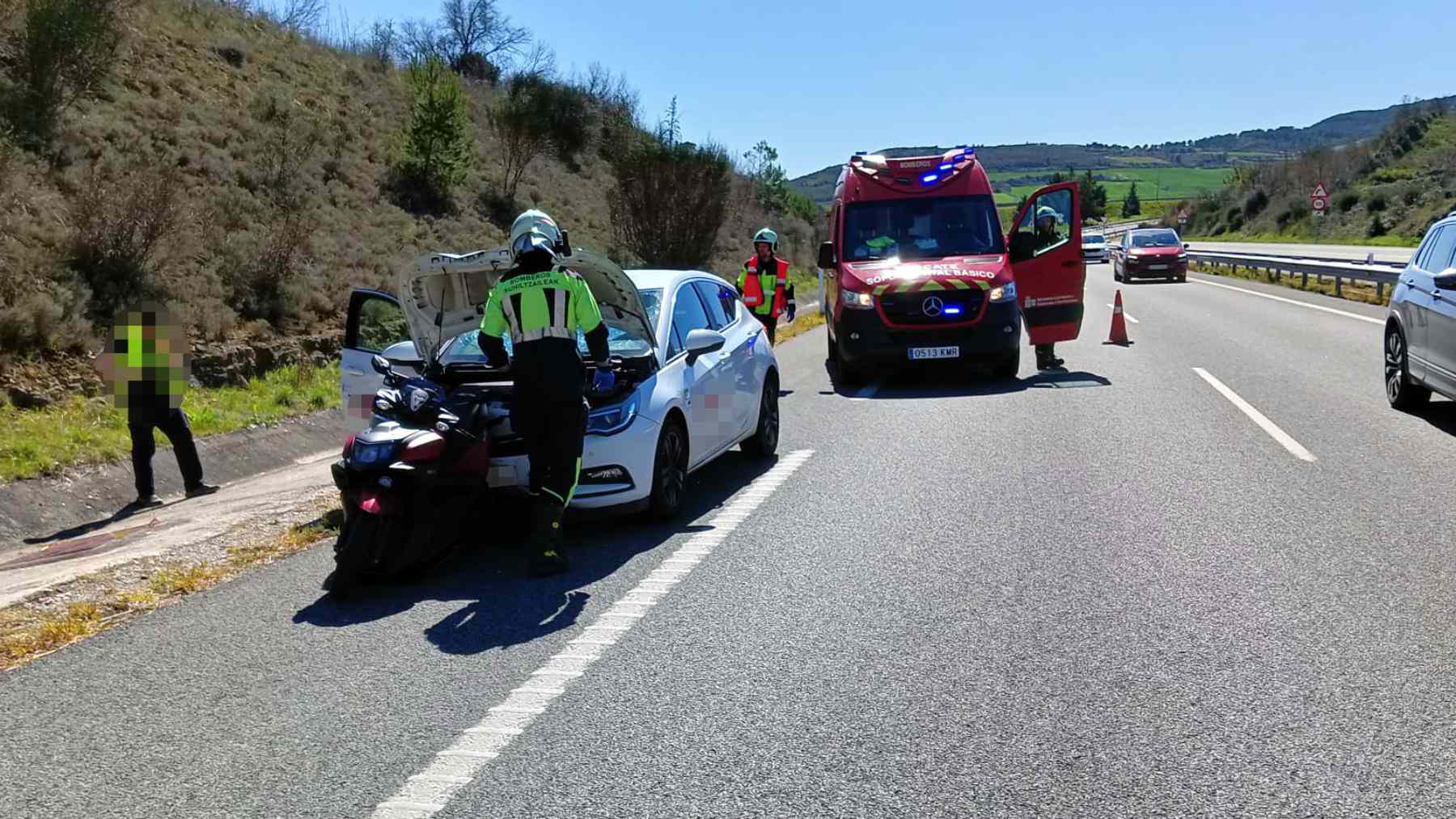 Un conductor embiste por detrás a una moto en una autovía en Navarra y manda al piloto al hospital