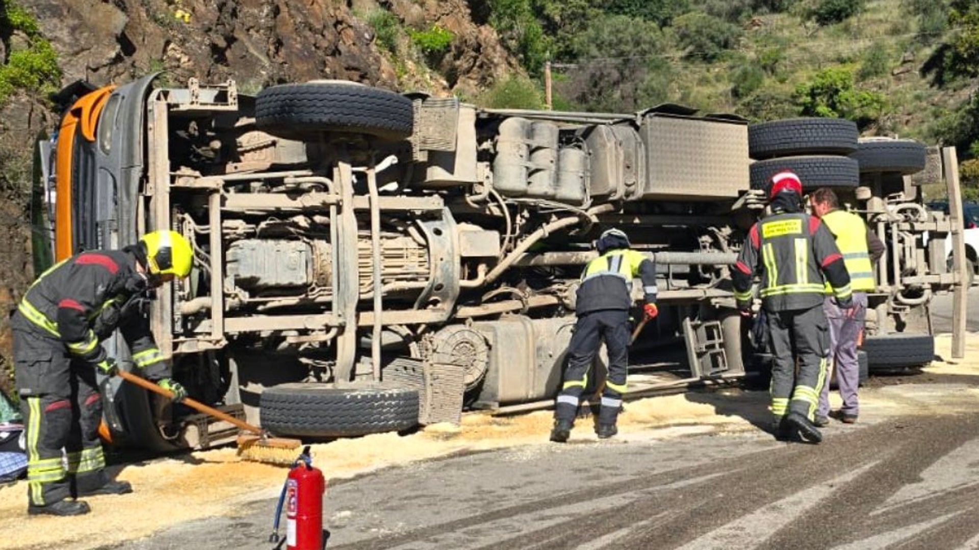 Herido el conductor de un camión tras volcar en la carretera de Vélez a Arenas