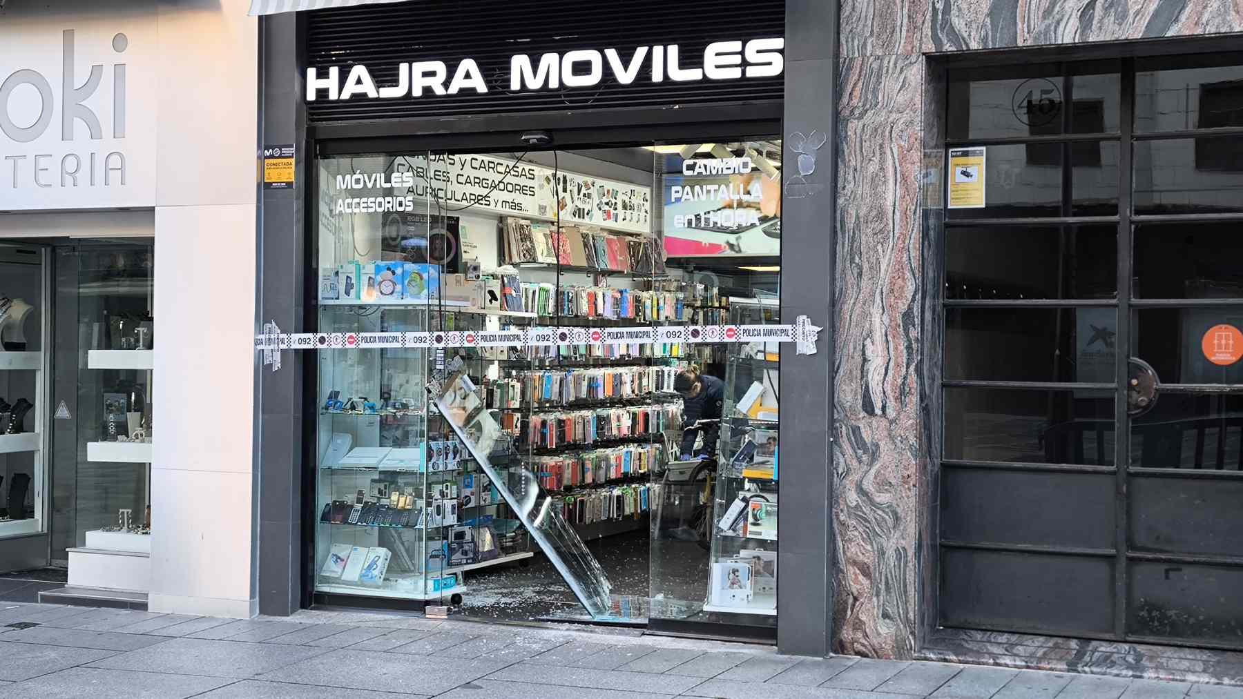 Desvalijan una tienda en pleno centro de Pamplona tras destrozar un cristal para colarse dentro