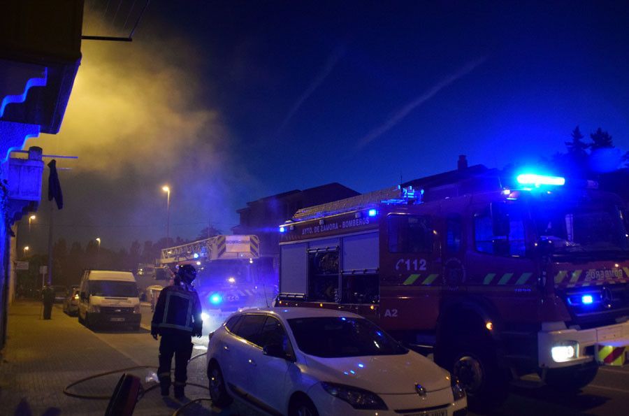 Bomberos intervienen en el humo en una vivienda de Zamora. Archivo
