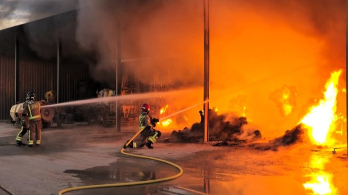 Los bomberos extinguen un incendio en un almacén de explotación agrícola en San Javier