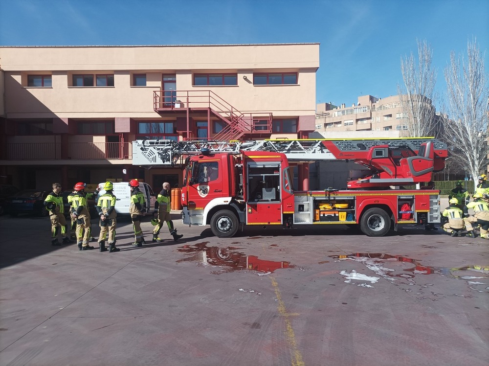 Los bomberos sofocaron un incendio en un contenedor