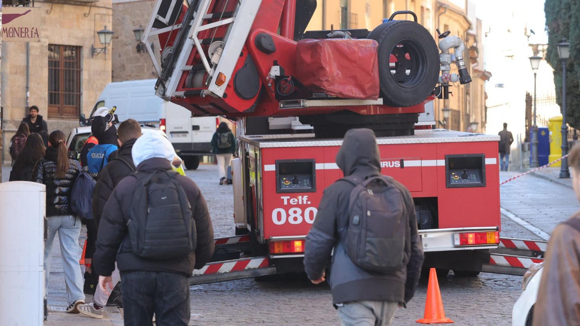 Caída de cascotes en la Rúa Antigua moviliza a bomberos y Policía Local sin causar heridos