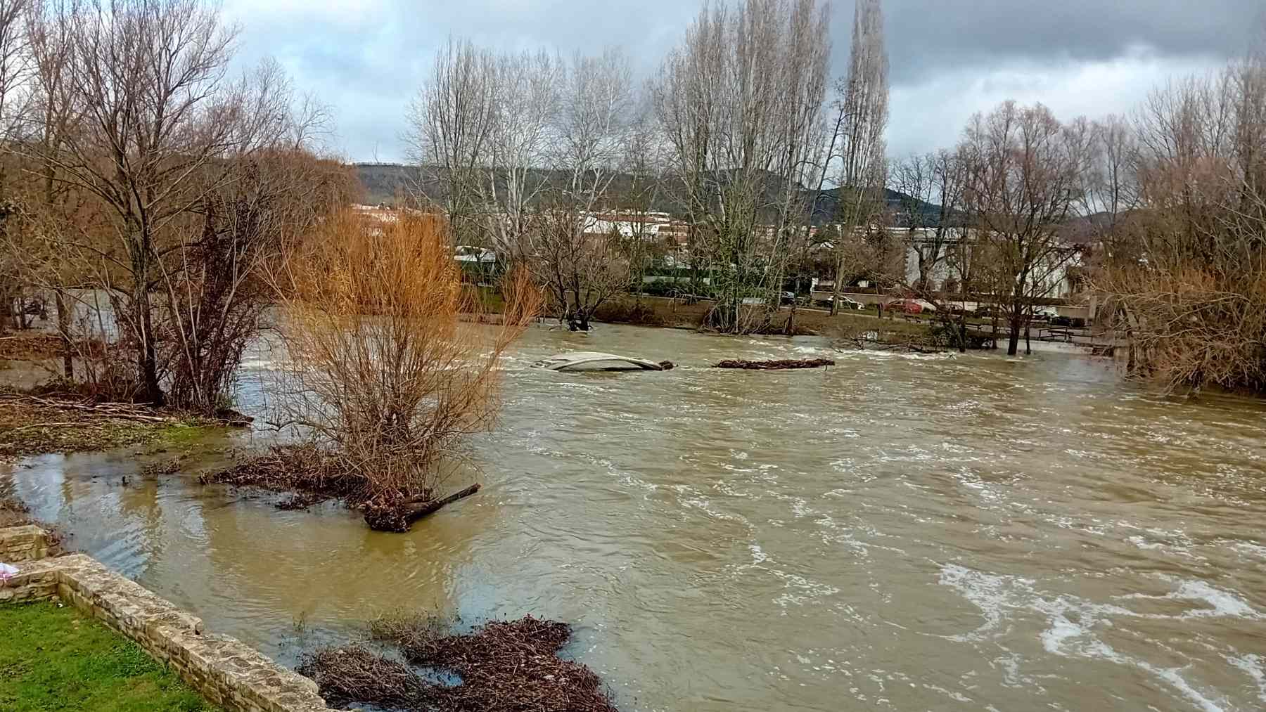 Cierran el puente peatonal de las pasarelas en Pamplona debido al aumento del caudal del río Arga