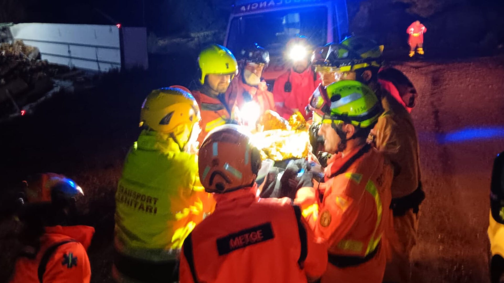 Los bomberos rescatan a un camionero que sufrió un accidente en la A3 en Villargordo del Cabriel