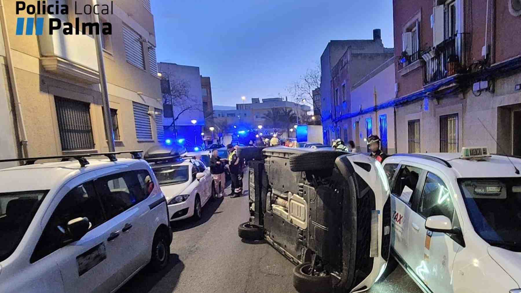 Conductor ebrio causa caos en Palma al chocar contra varios coches y volcar en plena calle