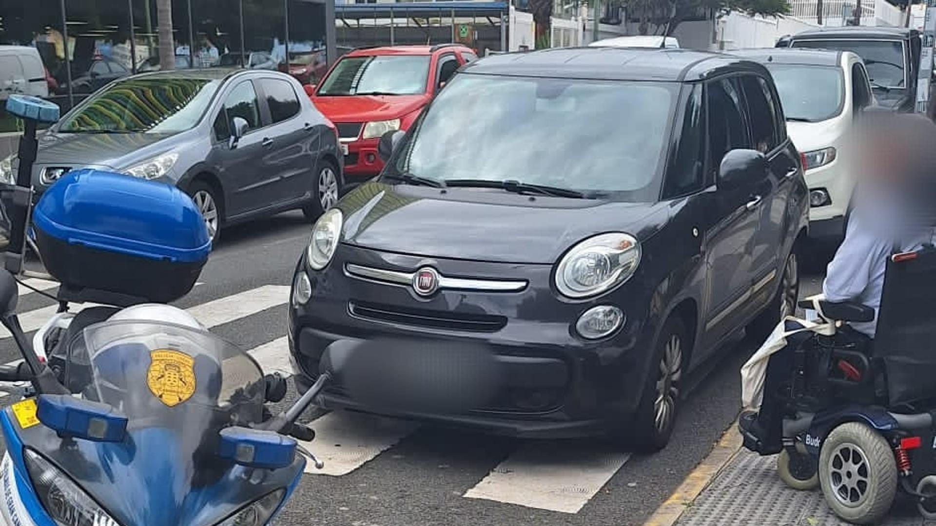 Un conductor estaciona en un paso de peatones de Las Palmas de Gran Canaria y su coche acaba en el depósito