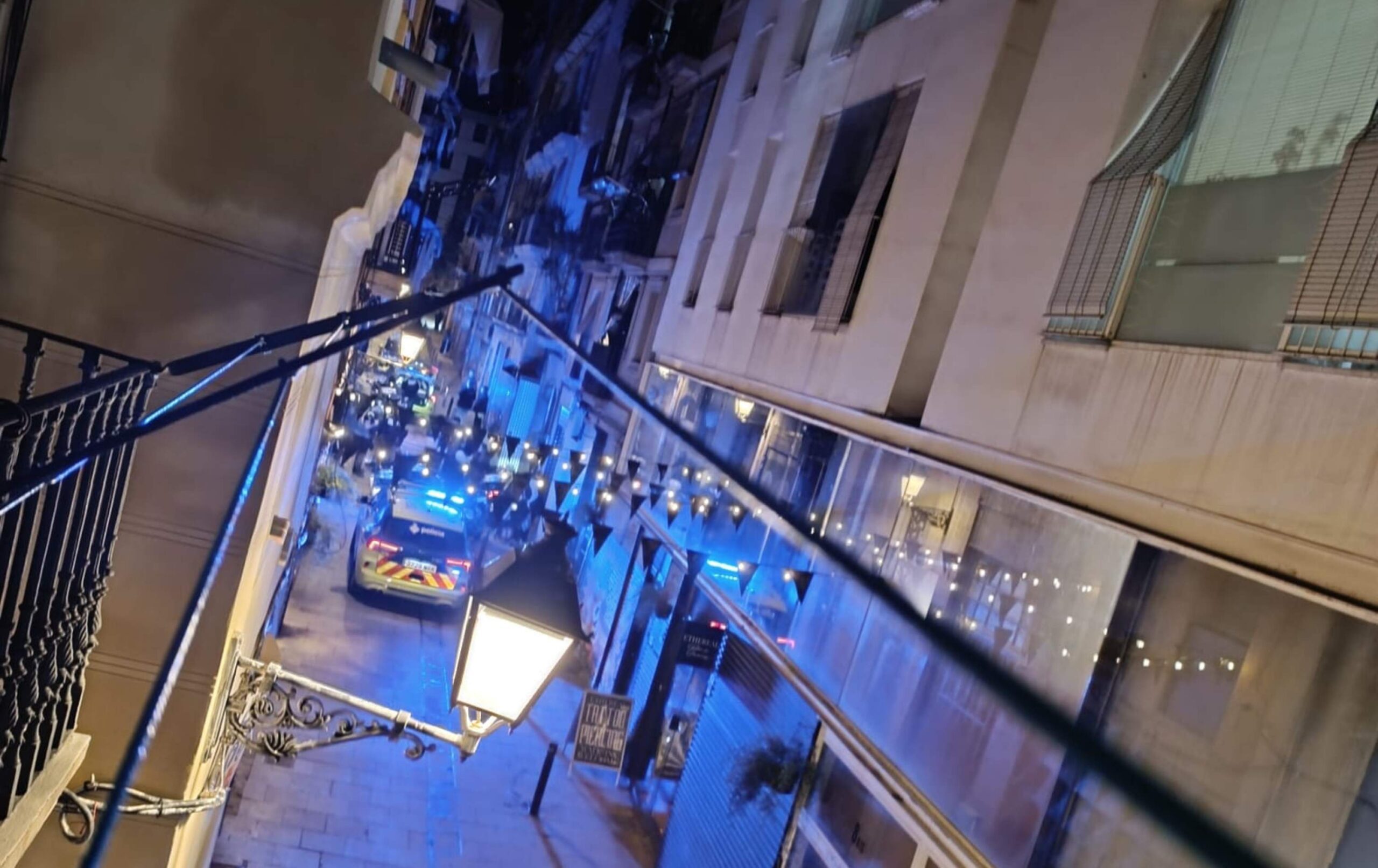 Continúan las peleas violentas en Barcelona: Joven resulta herido tras ser apuñalado en el centro de la ciudad