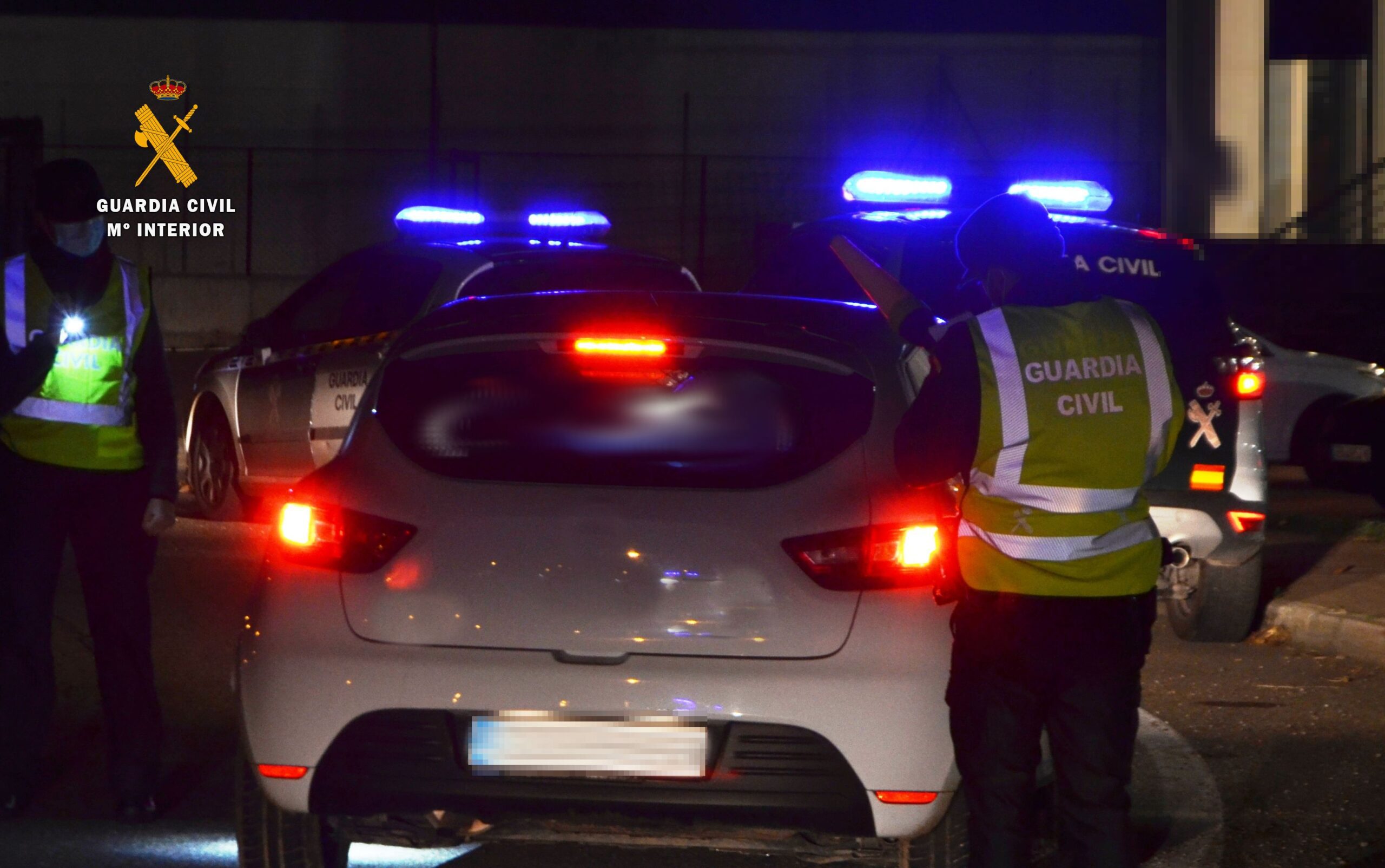 La Guardia Civil inspecciona vehículos. Archivo