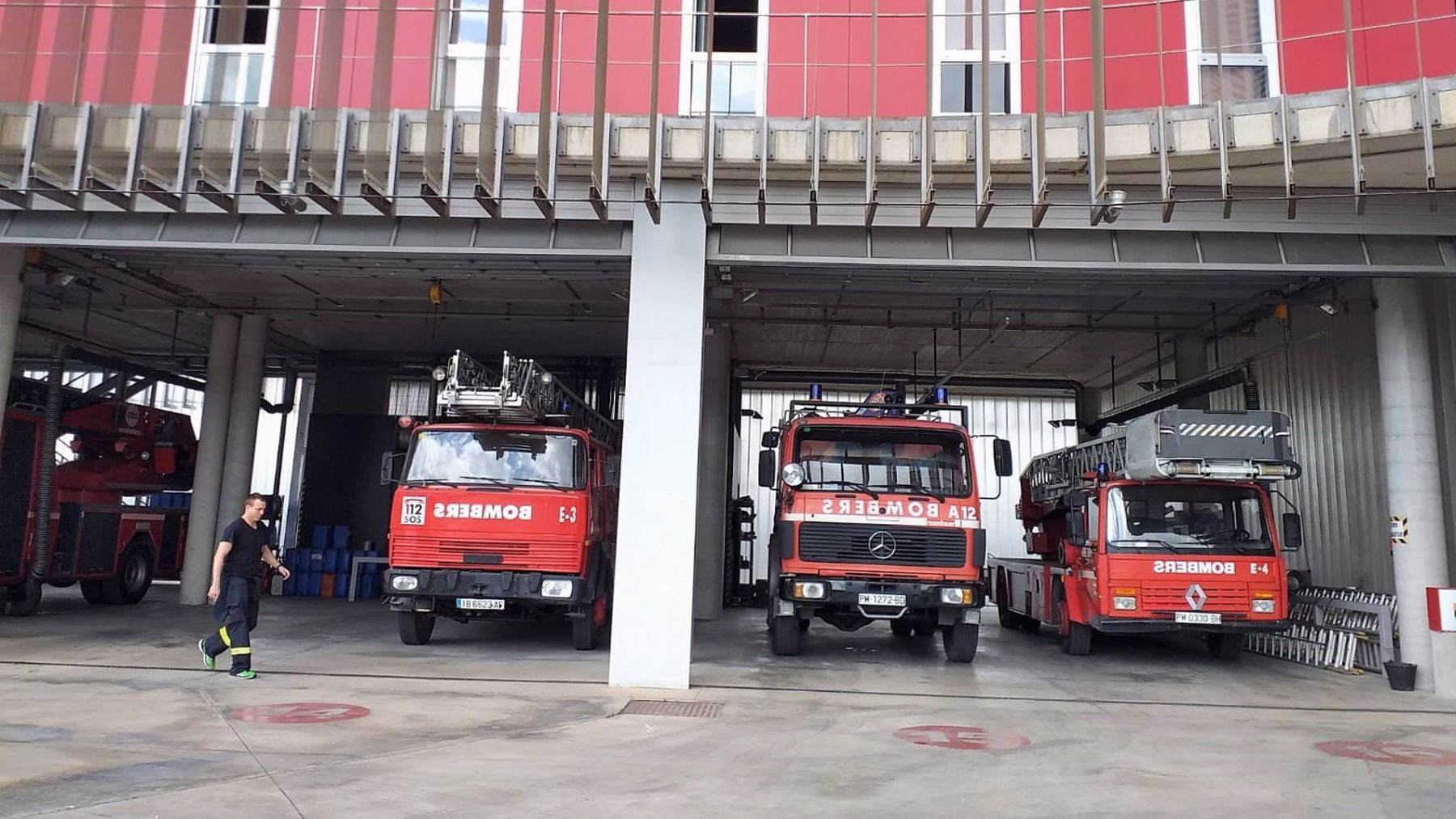 Cuatro personas, tres de ellas menores, heridas tras declararse un incendio en un edificio en Palma