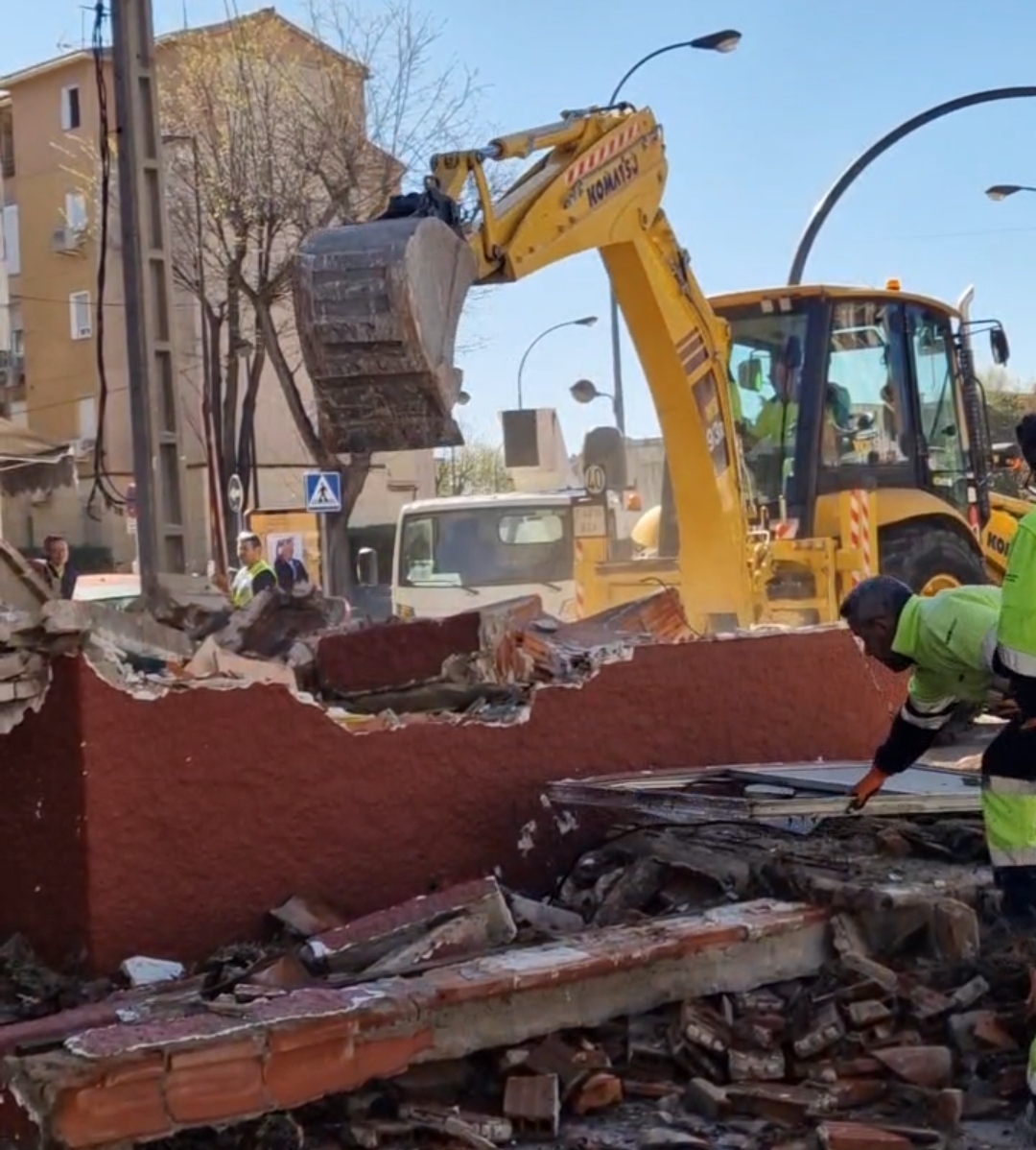 Derruido por completo el antiguo quiosco de flores de Getafe: unos minutos acaban con décadas de historia