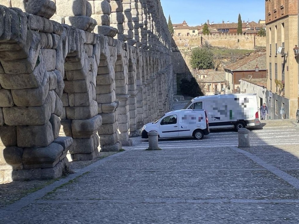 Denunciado por aparcar una furgoneta entre arcos del Acueducto