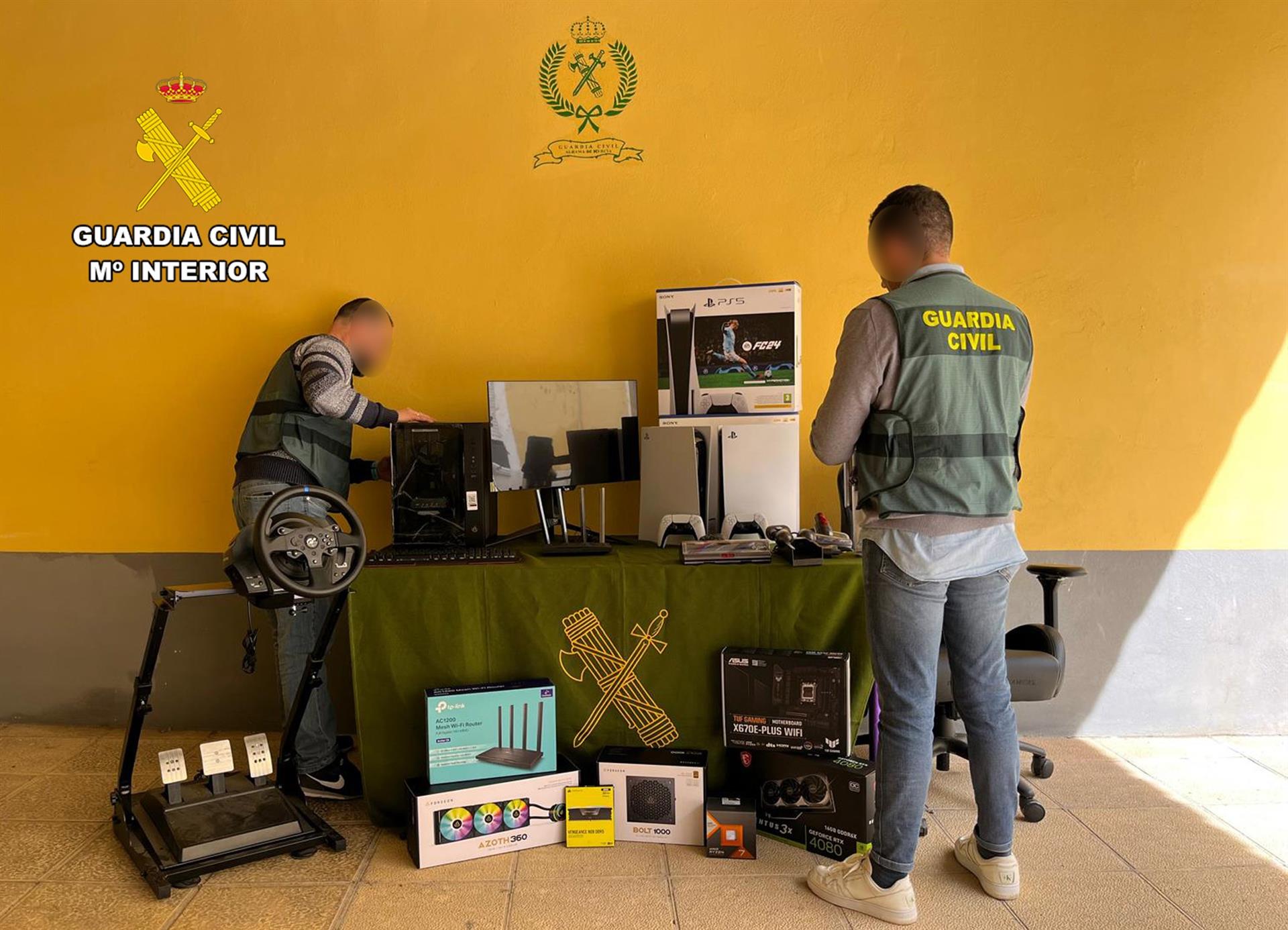 5 detenidos y 4 investigados en Murcia por robar cerca de 500.000 euros en material informático