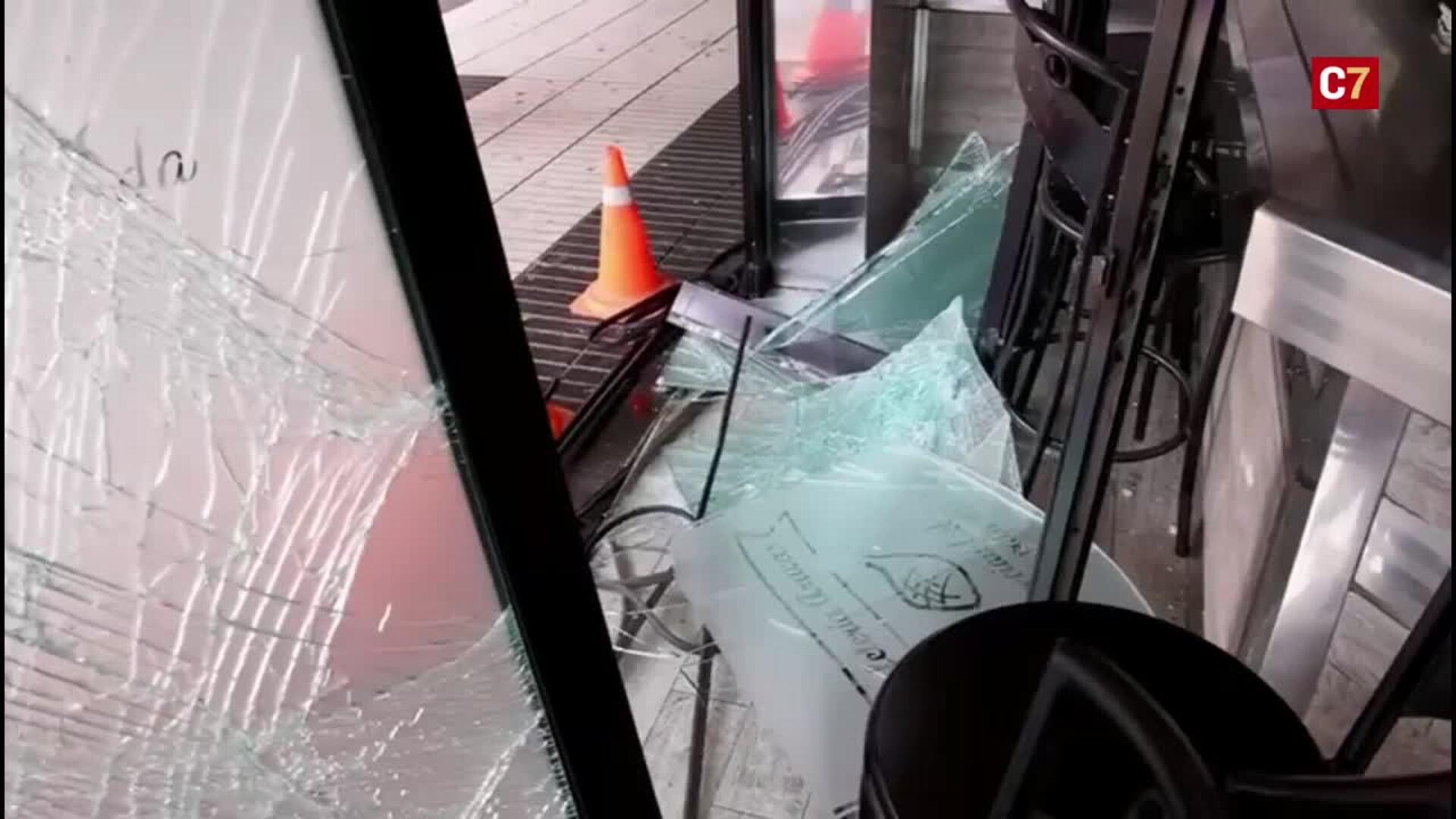 Desesperados delincuentes intentan robar una cafetería en Las Palmas de Gran Canaria utilizando la peligrosa táctica del alunizaje