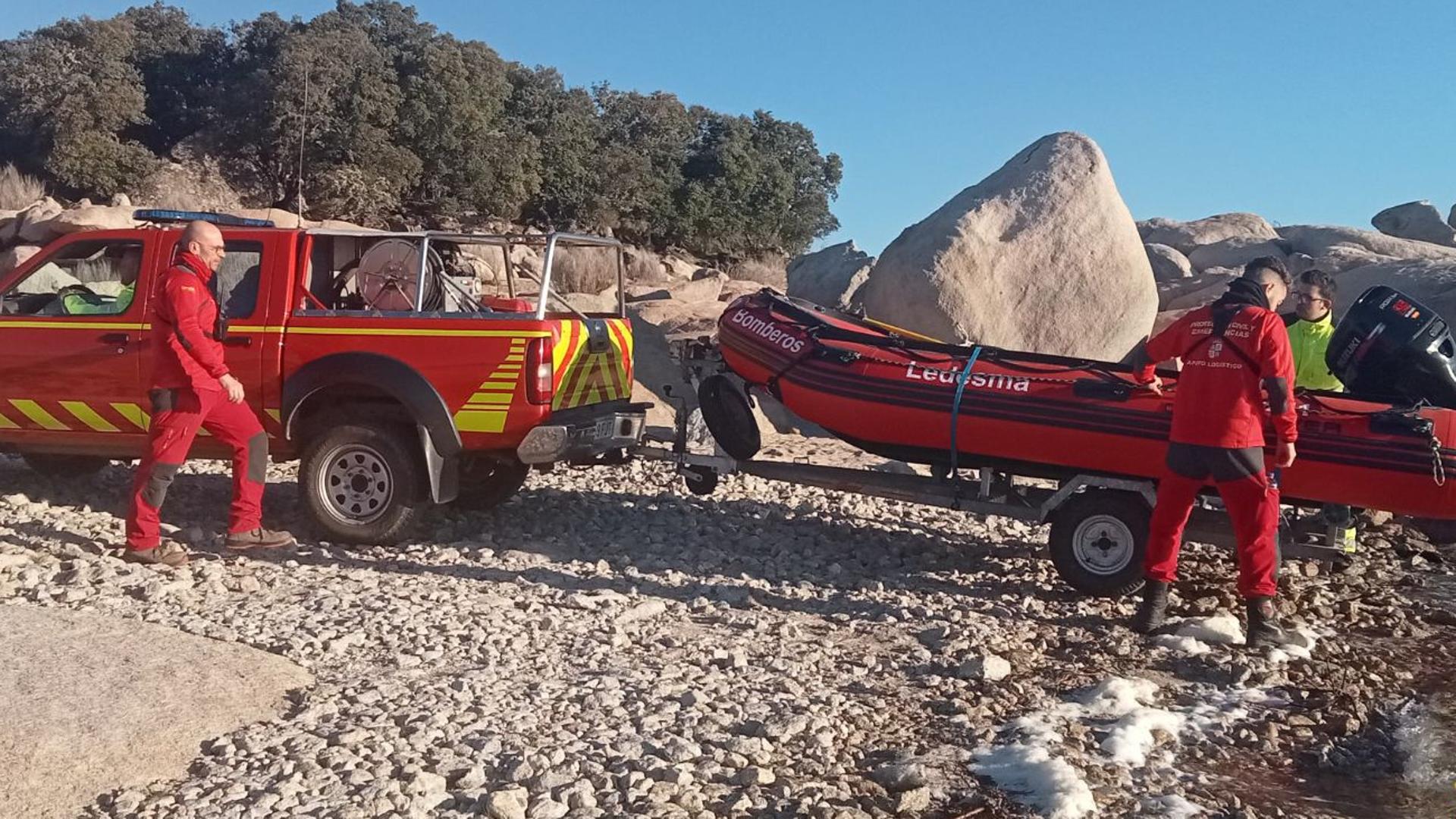 Bomberos de Salamanca se suman a la búsqueda del hombre cuyo coche apareció en la presa de Almendra
