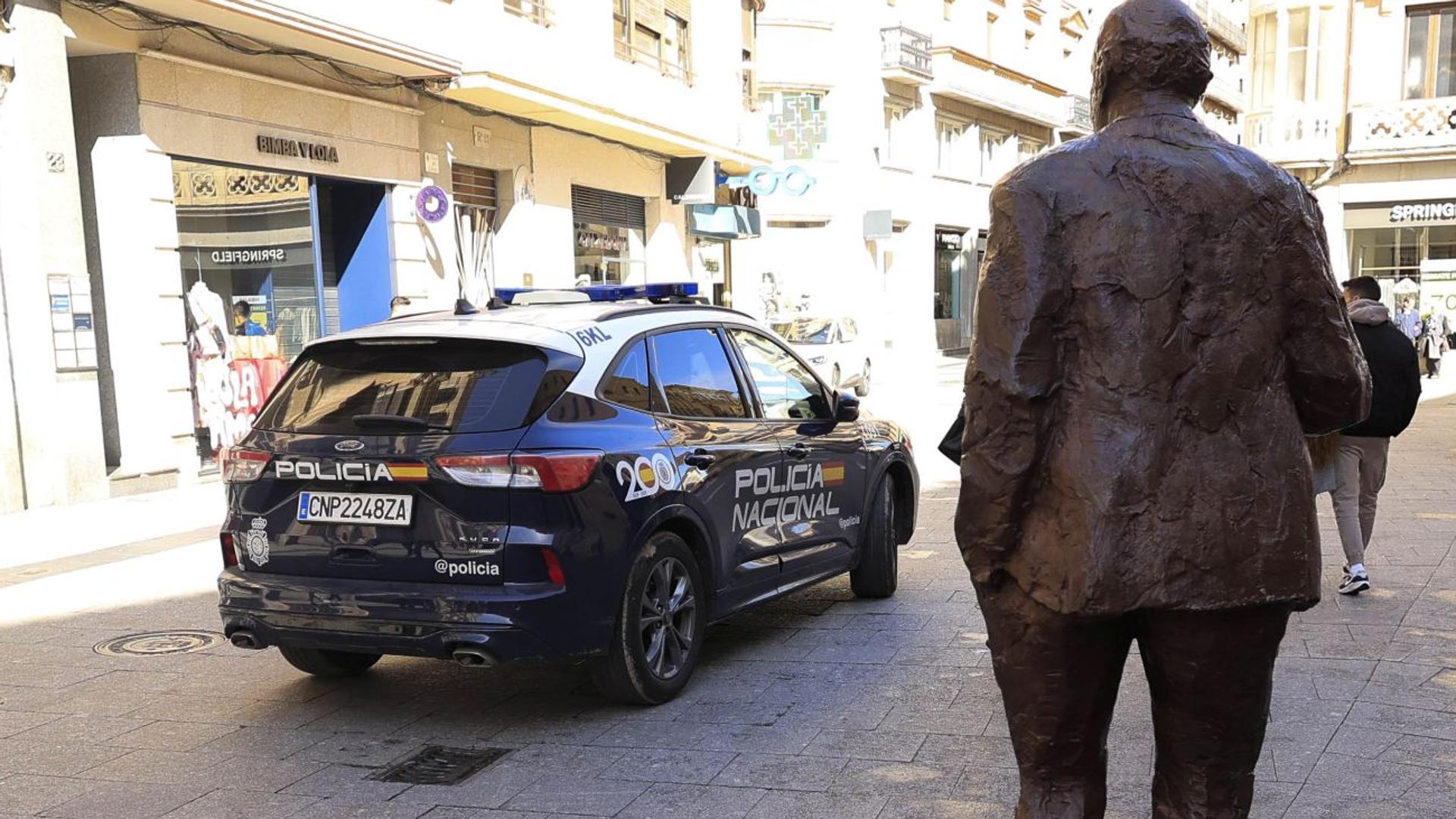 Roba una cartera mientras la víctima hablaba por teléfono y compra en varios comercios de Salamanca