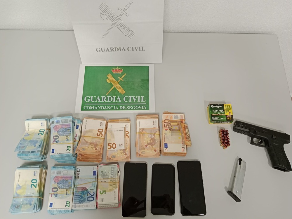 Pillado en la A-1 drogado, con un pistola y con 40.000€