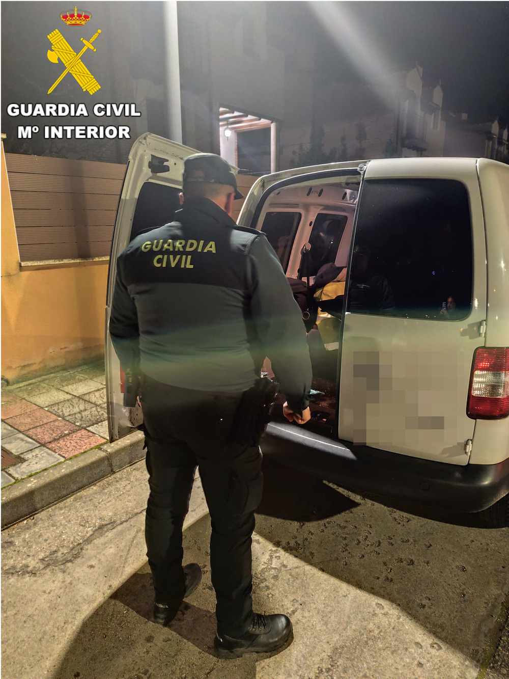Una persona detenida por robar en el interior de dos furgoneta