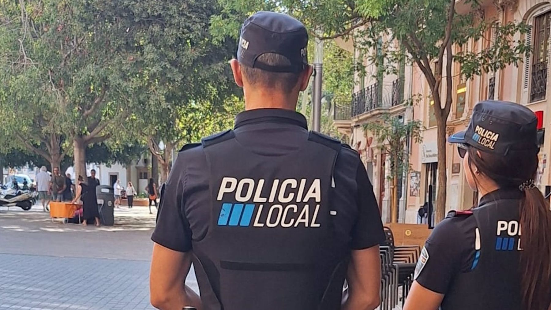 Detenidos dos jóvenes en Palma por agredir un hombre en la Plaza de España para robarle el móvil