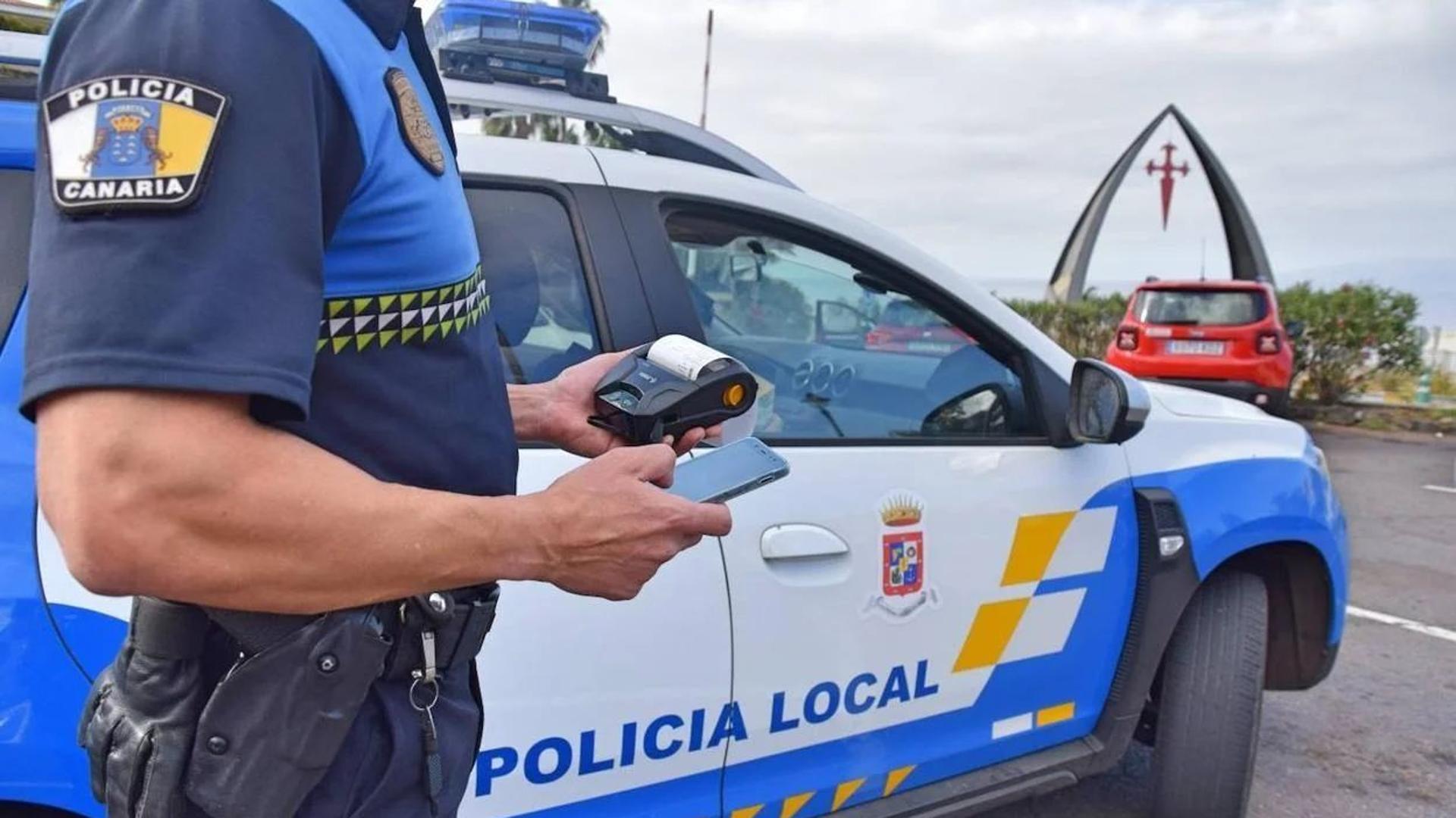 Detienen a un hombre buscado por la justicia que dormía en un centro comercial junto a otras dos personas en Gran Canaria.