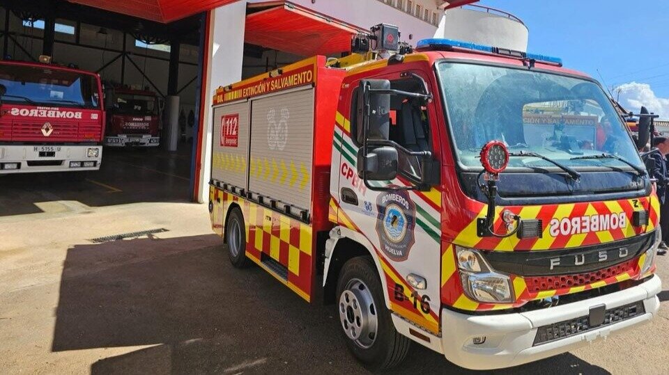 Noche de incendios en Isla Cristina: salen ardiendo una narcolancha y dos vehículos