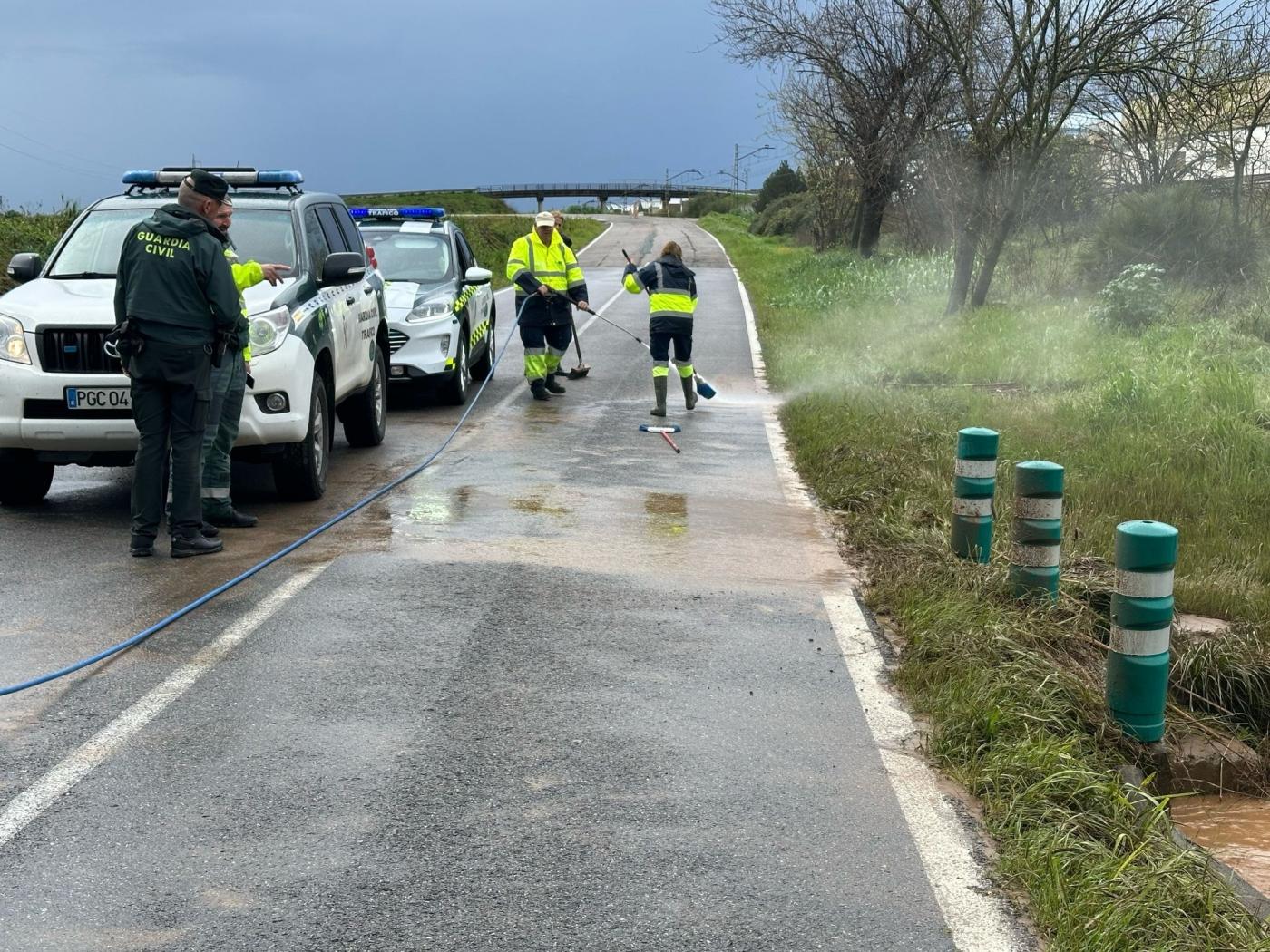 Labores de limpieza en la carretera. - Ayto