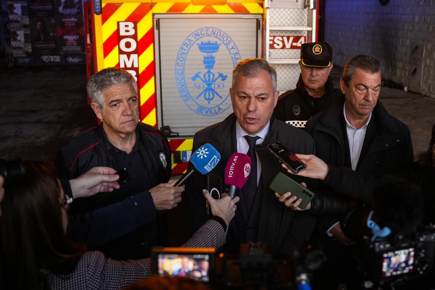 Sanz atiende a los medios ante la compuerta de Triana. - EP