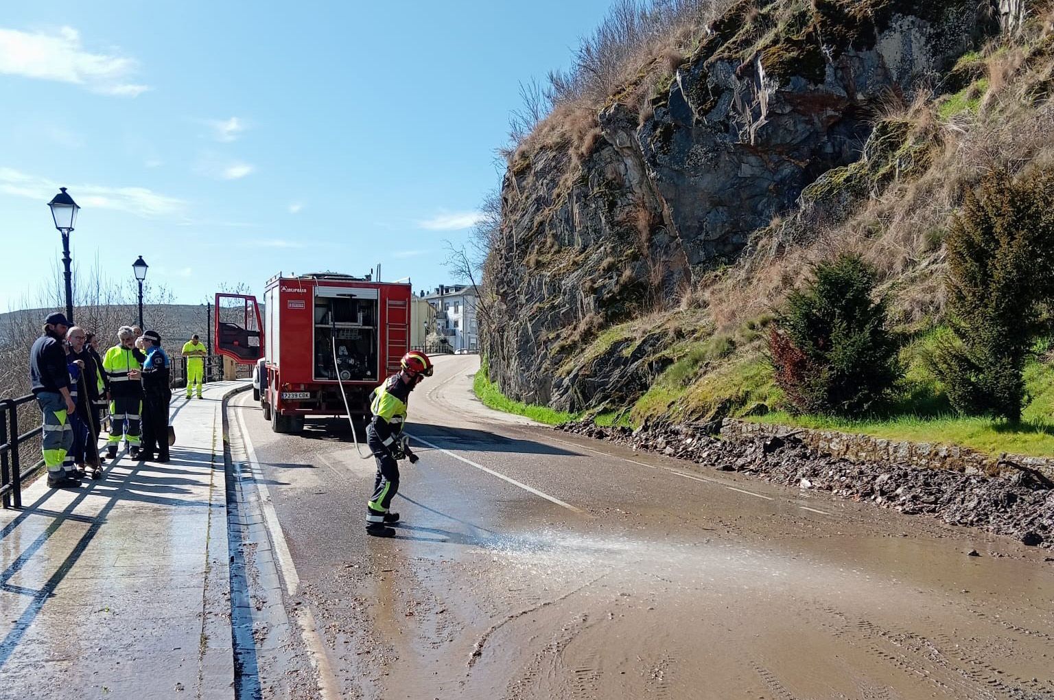 Equipo de Protección Civil de Zamora interviene en carretera ZA-925 tras corrimiento de tierra en Puebla de Sanabria