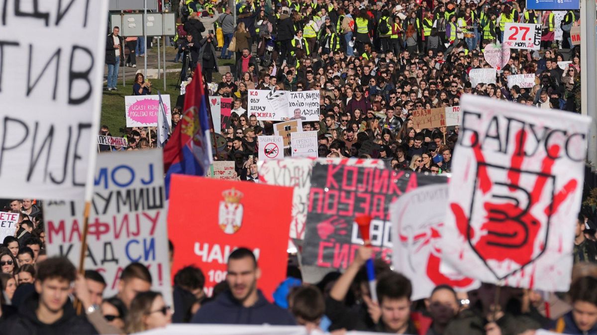 Estudiantes serbios bloquean Belgrado durante 24 horas por el derrumbe mortal de una marquesina