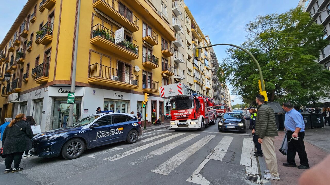 Bomberos en el incendio de la Avenida de Italia