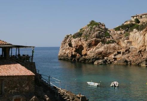 cuerpo cala deià