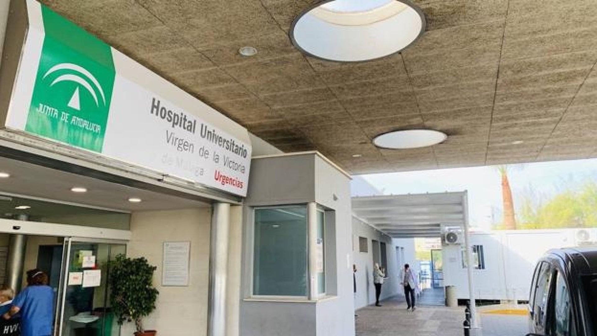 En la UCI un hombre con dos cortes en el cuello tras ser asaltado a plena luz del día en Málaga