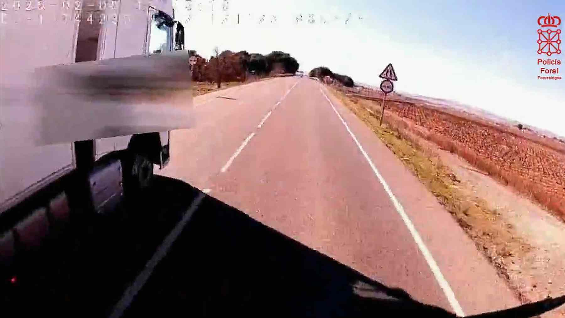 VÍDEO | Temerario adelantamiento en Navarra: un camión pone en riesgo varias vidas