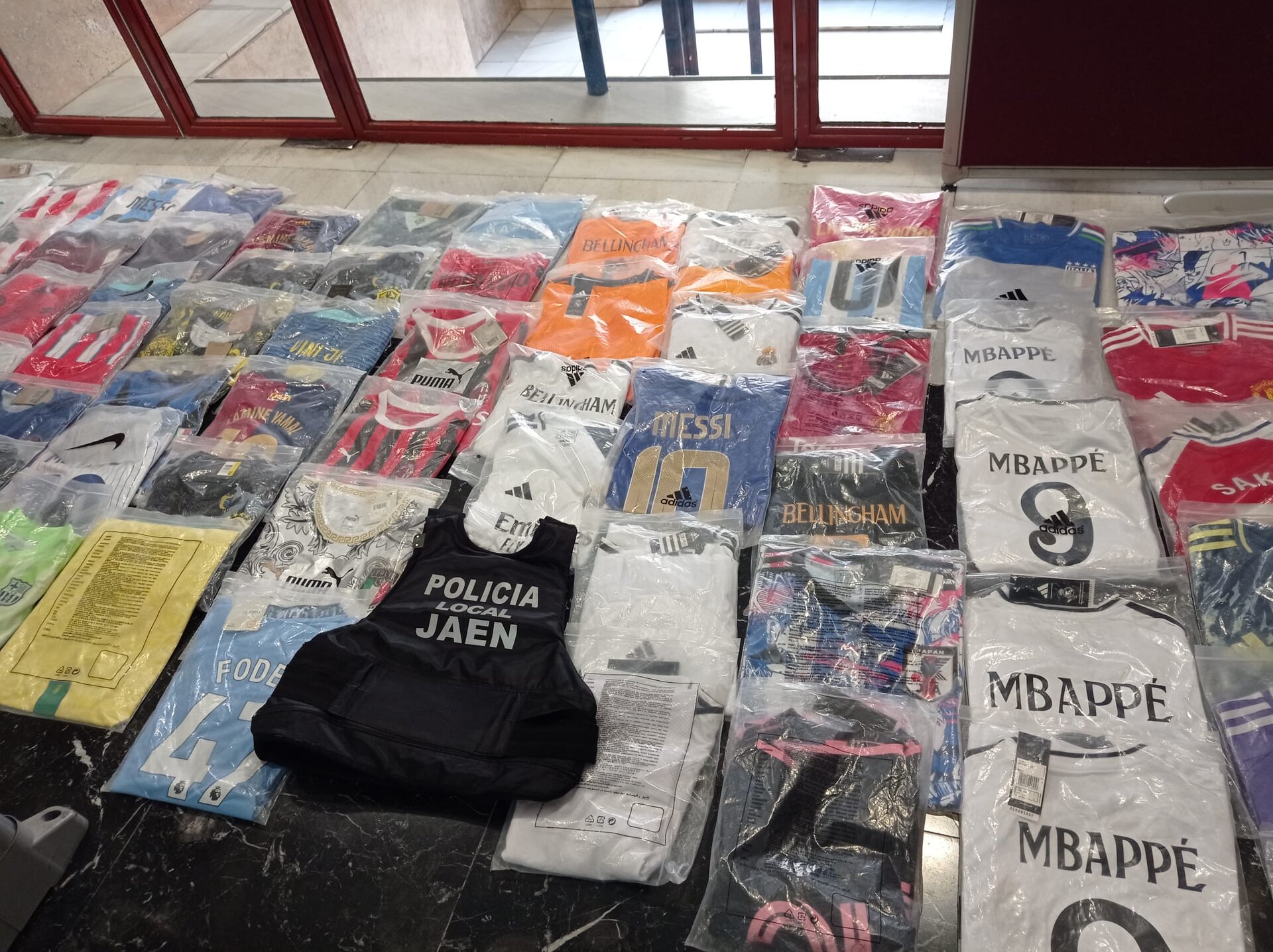 Incautadas más de 60 camisetas de equipos de fútbol falsificadas en el centro de Jaén