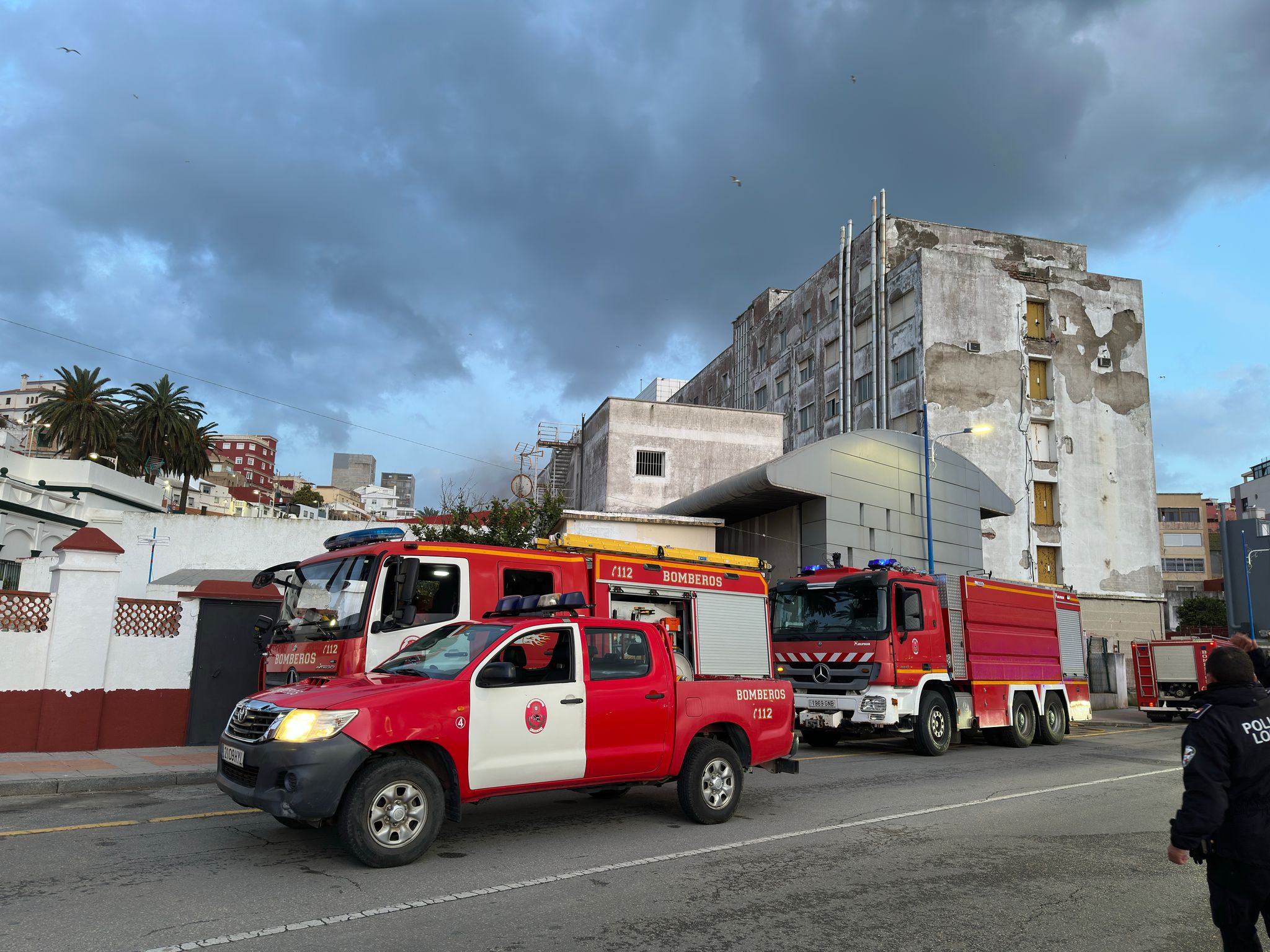 Un incendio en el antiguo hospital de Cruz Roja moviliza varias dotaciones de bomberos