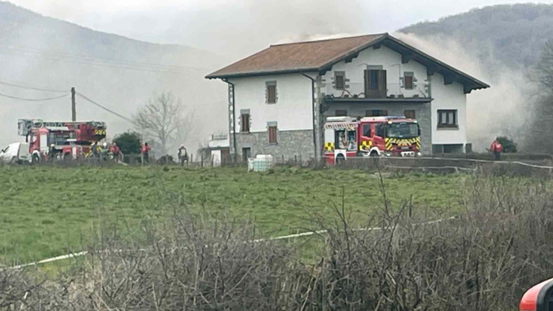 Incendio en un caserío de Auza provoca heridos y graves daños materiales