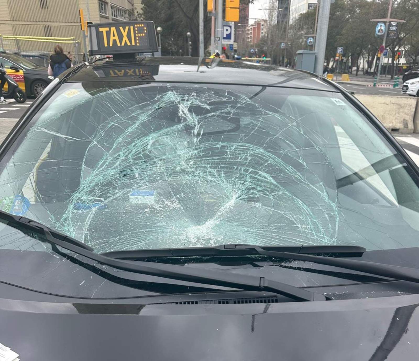 Individuo destroza parabrisas de taxi en Barcelona y hiere a agente de los Mossos durante su arresto