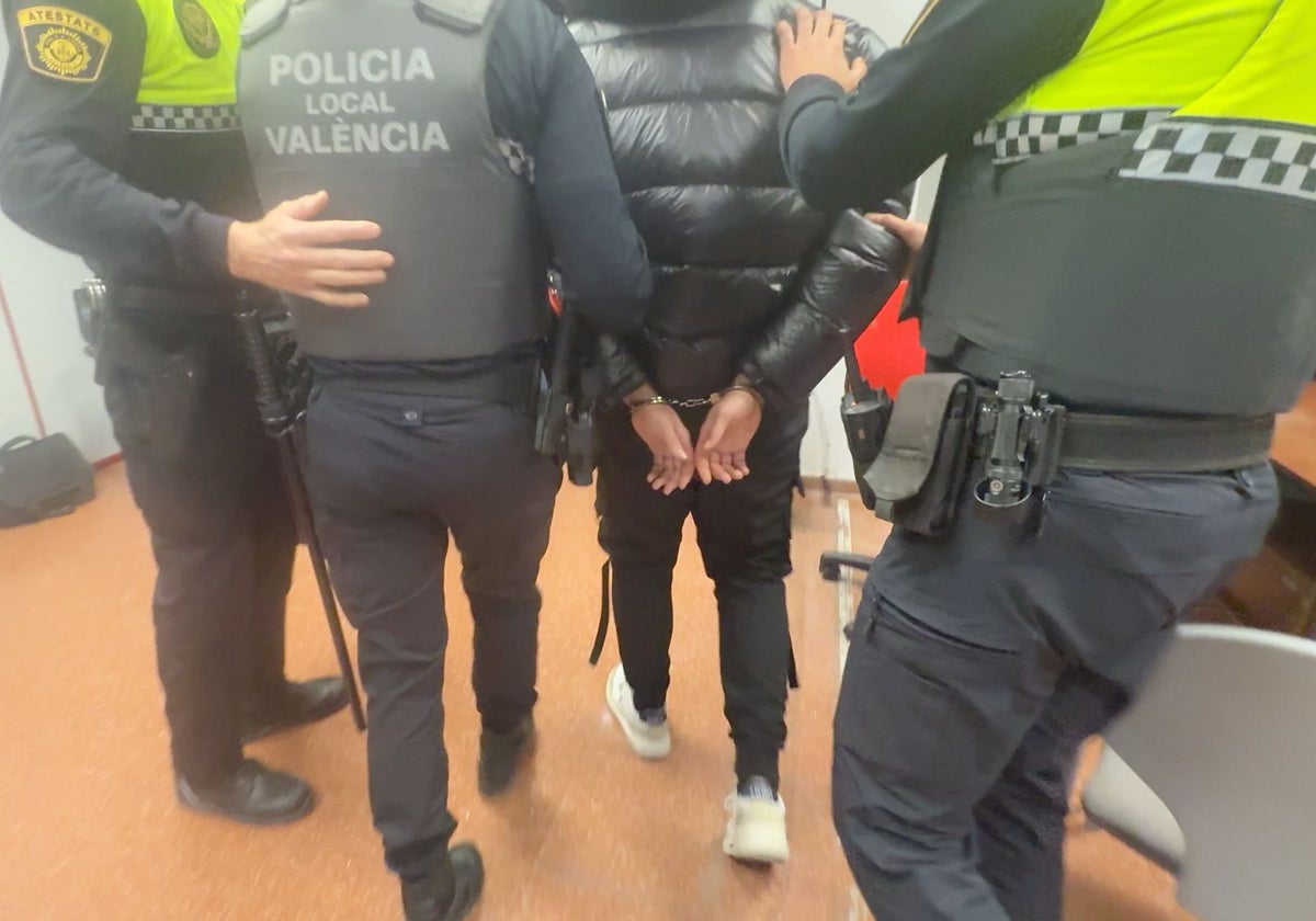 El motorista que huyó tras atropellar a una mujer en Valencia se entrega a la Policía Local