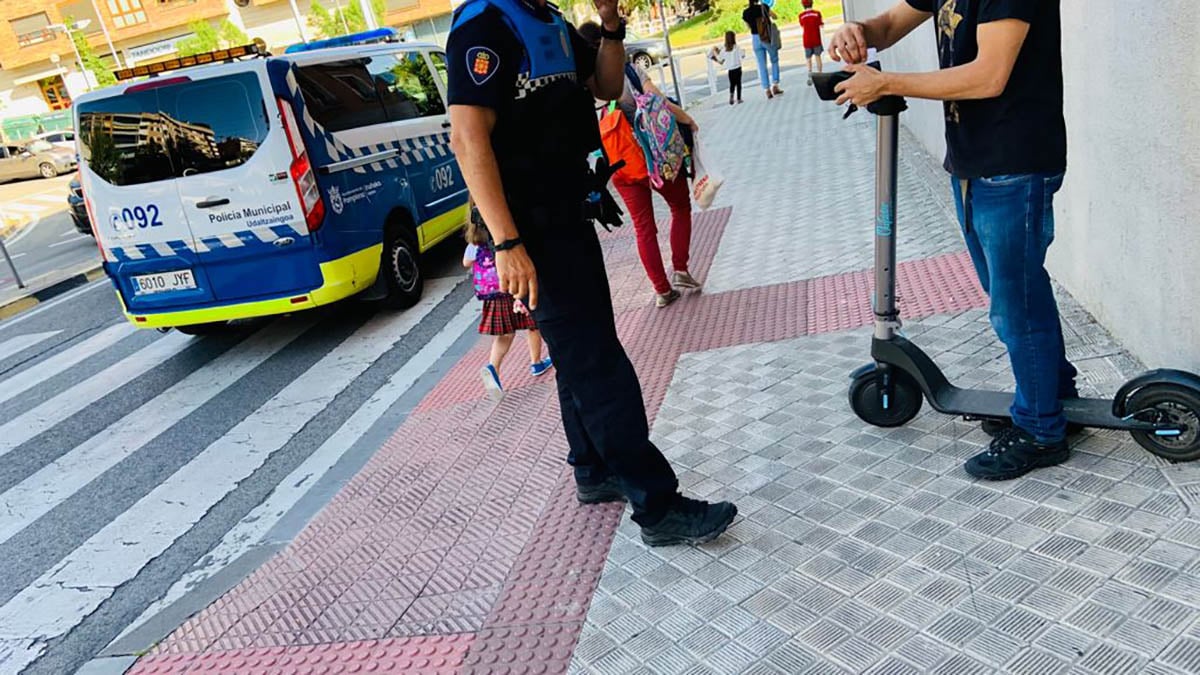 Un joven de 30 años, herido cuando circulaba con su patinete en Pamplona: investigan cómo ha ocurrido