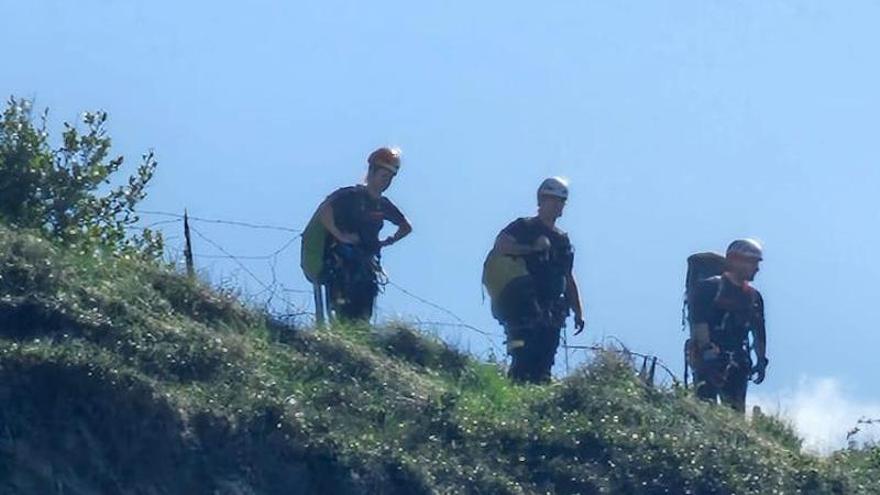 Un helicóptero de la Ertzaintza rescata a varias atrapadas en el Flysch de Zumaia